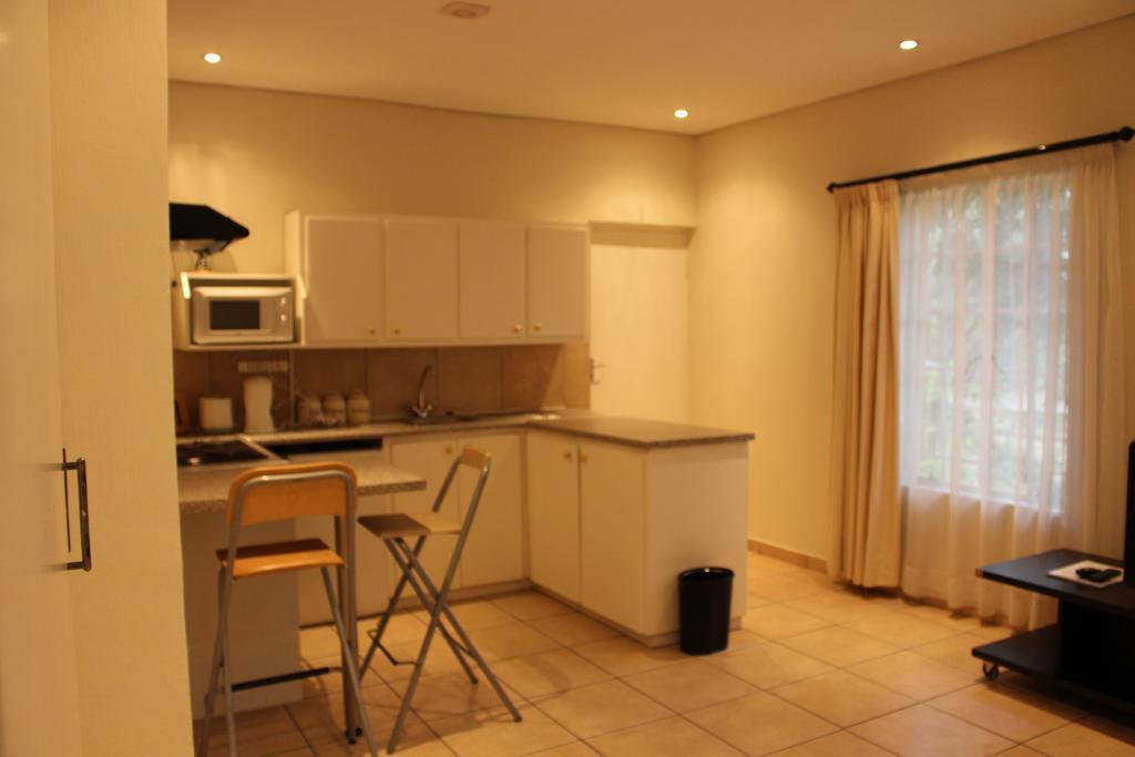 The Pecan Tree Guesthouse Сэндтон Номер фото